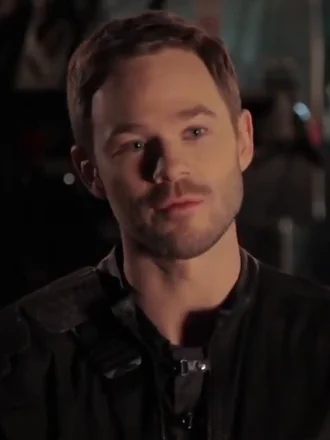 Aaron Ashmore height profile photo