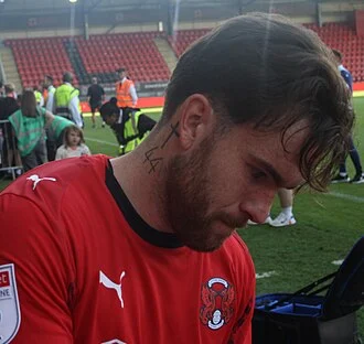 Aaron Connolly (Irish footballer) height profile photo