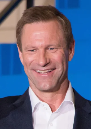 Aaron Eckhart height profile photo
