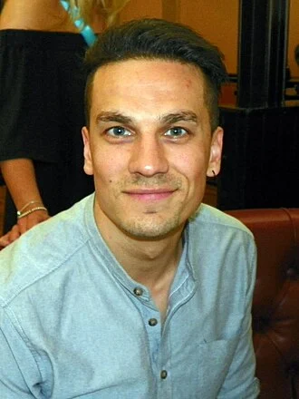 Aaron Sidwell height profile photo