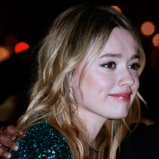 Aimee Lou Wood height profile photo