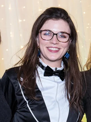 Aisling Bea height profile photo