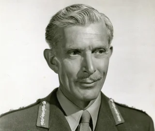 Alan Napier height profile photo