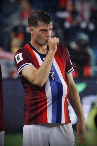Alexander Sørloth height profile photo