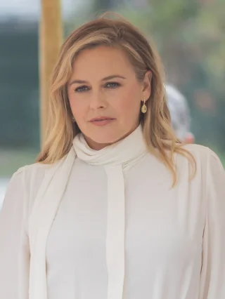 Alicia Silverstone height profile photo