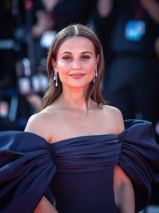Alicia Vikander height profile photo
