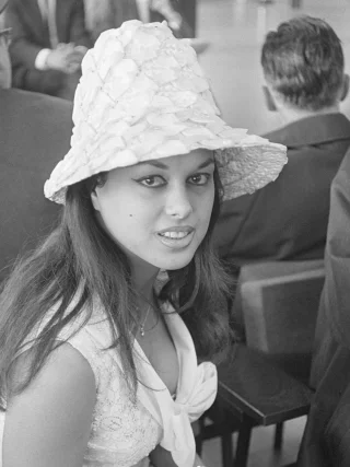 Aliza Gur height profile photo