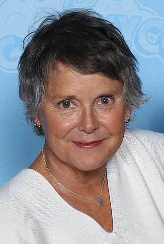Amanda Bearse height profile photo