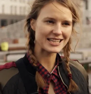 Amanda Collin height profile photo