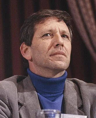 Amos Oz height profile photo