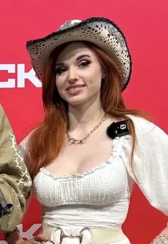 Amouranth height profile photo