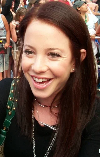 Amy Davidson height profile photo