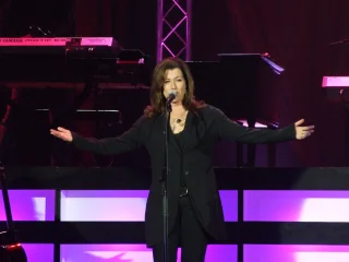 Amy Grant height profile photo