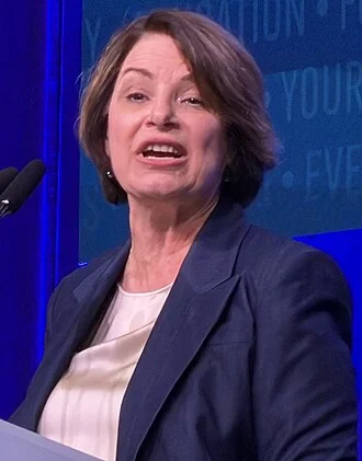 Amy Klobuchar height profile photo
