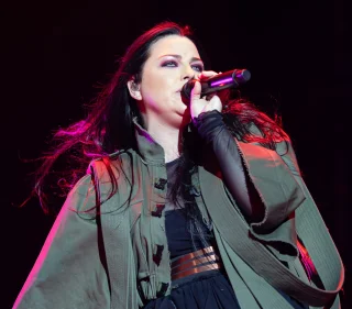 Amy Lee height profile photo