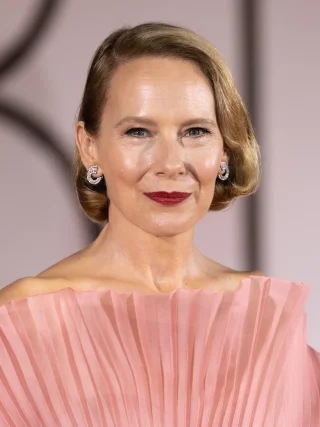 Amy Ryan height profile photo