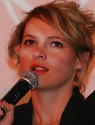 Amy Seimetz height profile photo