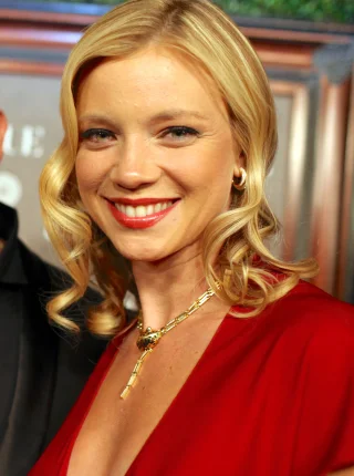 Amy Smart height profile photo