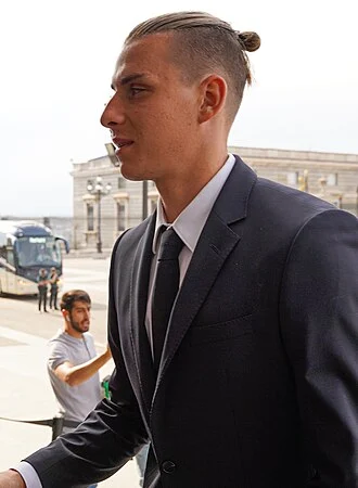 Andriy Lunin height profile photo