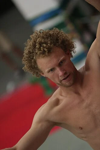 Andy Lewis (performer) height profile photo