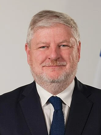 Angus Robertson height profile photo