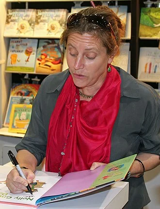 Anna Dewdney height profile photo