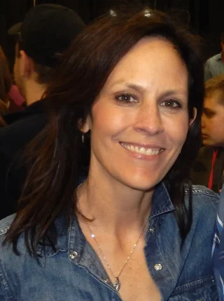 Annabeth Gish height profile photo