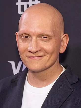 Anthony Carrigan (actor) height profile photo