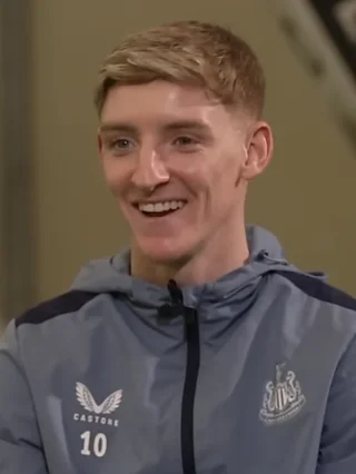 Anthony Gordon (footballer) height profile photo