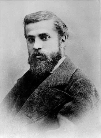 Antoni Gaudí height profile photo