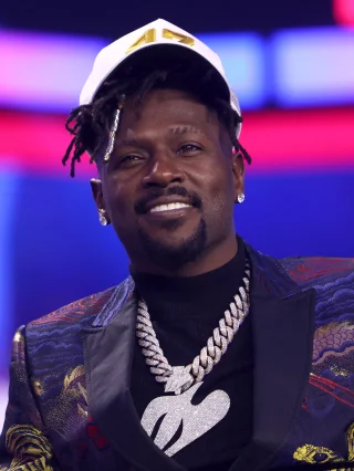 Antonio Brown height profile photo