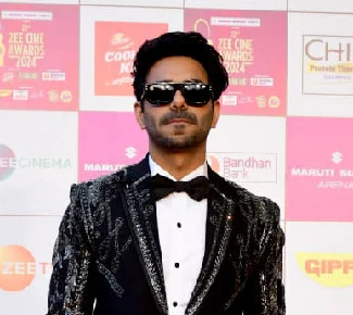 Aparshakti Khurana height profile photo