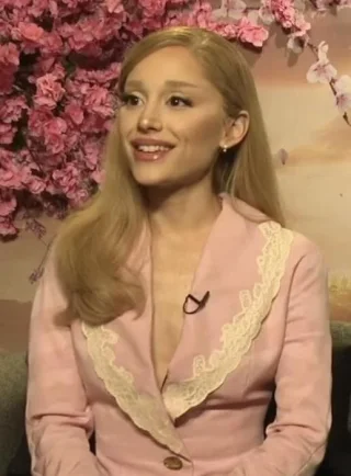 Ariana Grande height profile photo