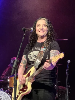 Ashley McBryde height profile photo