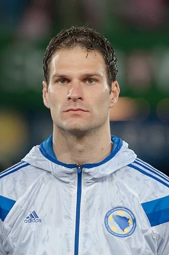 Asmir Begović height profile photo