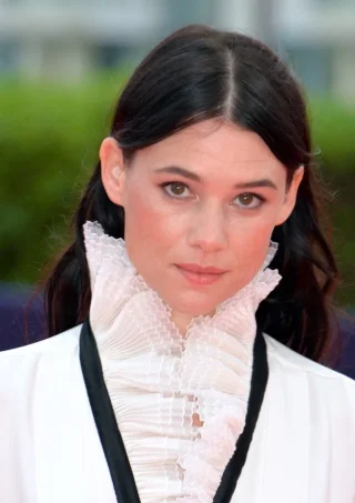 Àstrid Bergès-Frisbey height profile photo