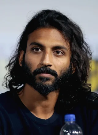 Avi Nash height profile photo