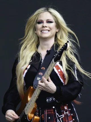 Avril Lavigne height profile photo