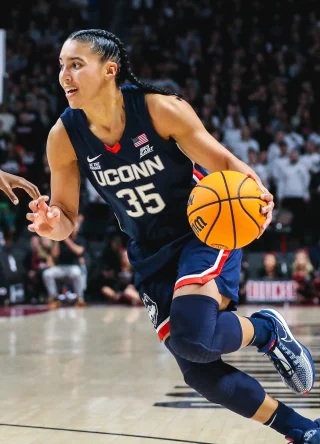 Azzi Fudd height profile photo