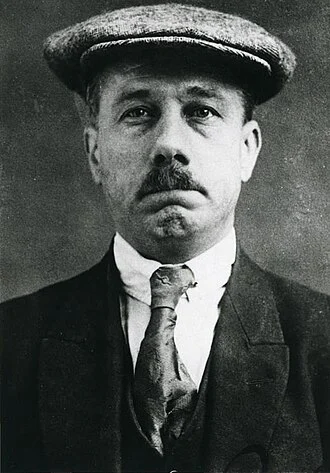 B. Traven height profile photo