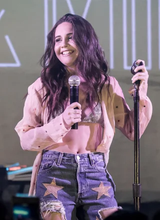 Bea Miller height profile photo