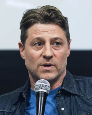 Ben McKenzie height profile photo