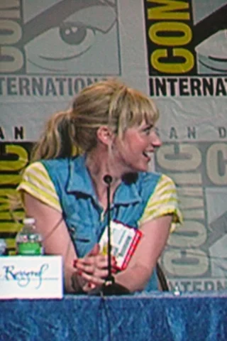 Beth Riesgraf height profile photo