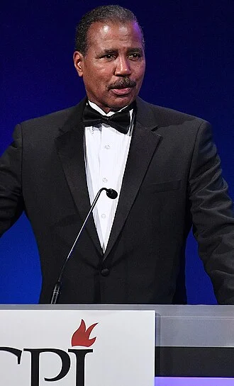 Bill Whitaker (journalist) height profile photo