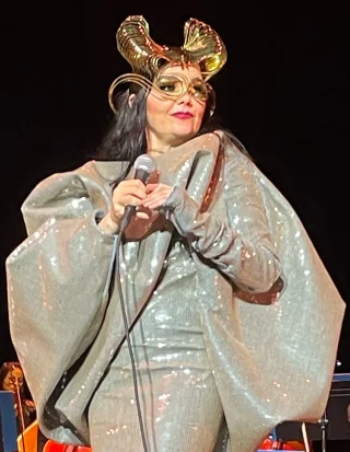 Björk height profile photo