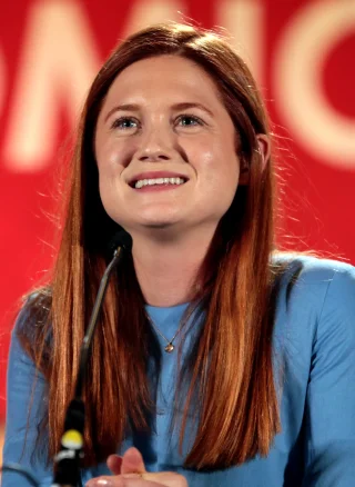 Bonnie Wright height profile photo
