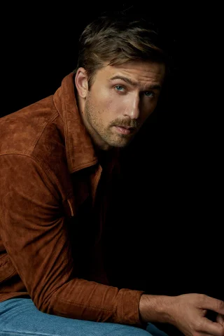 Brandon Sklenar height profile photo