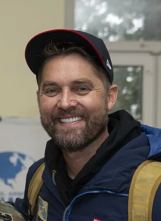 Brett Young (singer) height profile photo