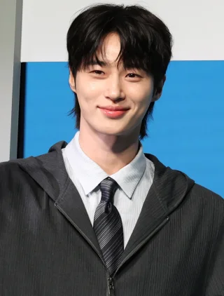 Byeon Woo-seok height profile photo