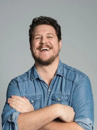 Cameron Britton height profile photo